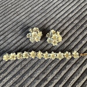 VTG White Ivory Metal Gold Tone Rhinestone Flower Necklace Earring Set